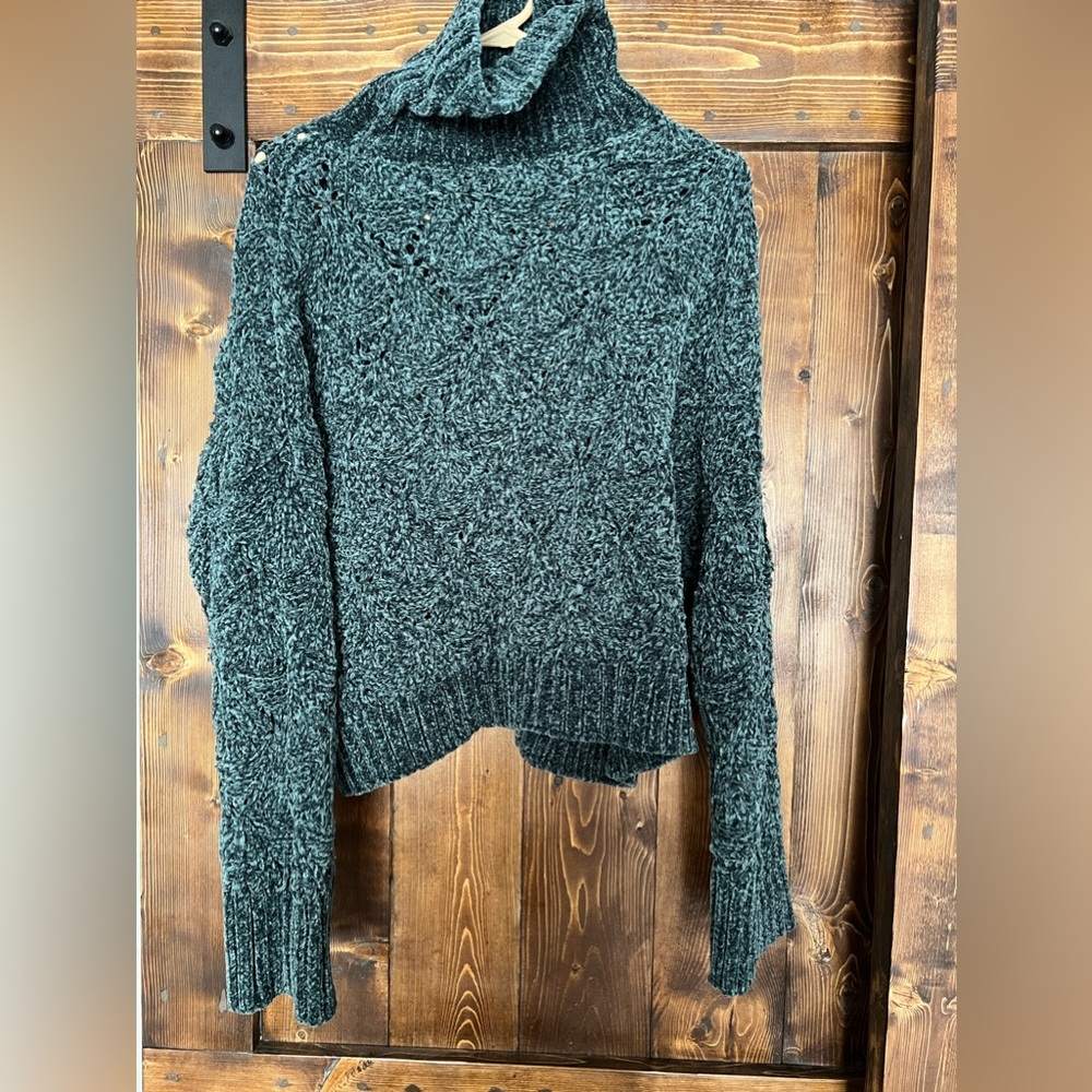 Womens chunky knit sweater. Size Medium.